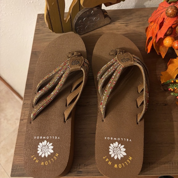 Never Worn** Mellow Mat Yellowbox Chelsy 7.5   Flip-flop / low heeled sandal wit - Picture 1 of 3